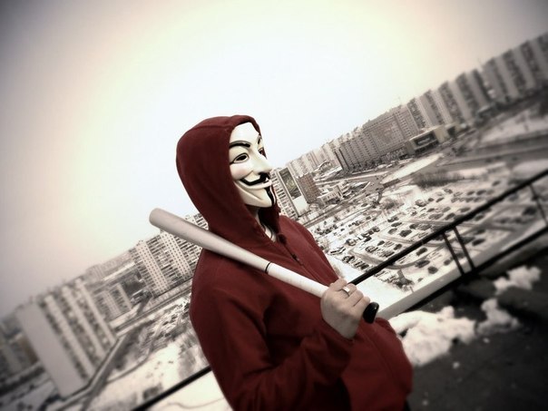 Анонимус с битой в маске Гая Фокса